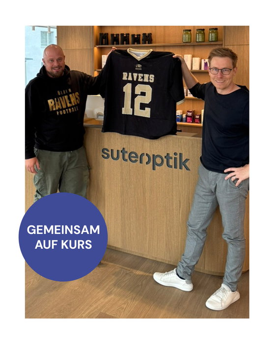 🏈👓 GEMEINSAM AUF KURS!

Gute Sicht schafft Perspektiven. Und gemeinsam lässt sich noch mehr bewegen! 💪

Wir freuen uns seit dieser Saison stolzer Partner der Bülach Ravens zu sein! 🐦‍⬛🏈

Als regional verwurzeltes Unternehmen ist es uns wichtig, nicht nur für guten Durchblick zu sorgen, sondern auch den lokalen Sport aktiv zu unterstützen. Denn Vereine wie die Ravens bringen Menschen zusammen, fördern junge Talente und bereichern unsere Region.

Was uns verbindet? Leidenschaft, Teamgeist und eine klare Vision. Werte, die sowohl auf dem Spielfeld als auch bei unserer täglichen Arbeit zählen.

Mit unserer Partnerschaft möchten wir einen Beitrag dazu leisten, den American Football in der Region weiter voranzubringen.

Wir haben die Ravens im Blick und freuen uns auf eine erfolgreiche, gemeinsame Saison! 🎯🏈

Ein herzliches Dankeschön an Alcon, die uns bei diesem Engagement unterstützen! 🙌