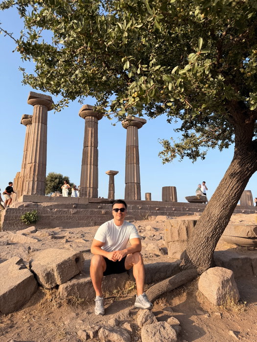 Binlerce yıl önce, göklerin hakimi Zeus, İda Dağı’nın zirvesindeki yüksek altarı