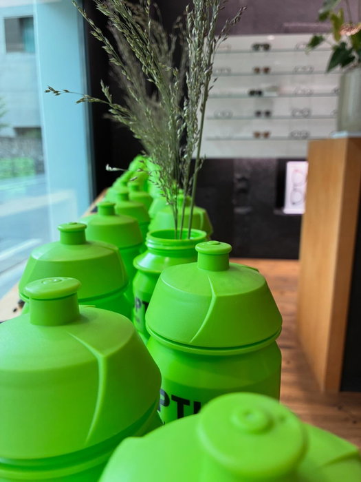 Leistung braucht Flüssigkeit. 💧
Und gutes Sehen? Erst recht. 👀

Wasser gehört für jeden Sportler zur Grundausstattung. Warum behandeln wir unsere Augen nicht genauso?

Wir beanspruchen unsere Augen wie Leistungssportler, behandeln sie aber wie Nebenrollen.

Zeit, unseren Augen die Pflege zu geben, die sie verdienen. Komm vorbei für einen kostenlosen Sehtest vom 01.09.2026 bis und mit 31.10.2026. Wir freuen uns auf dich!