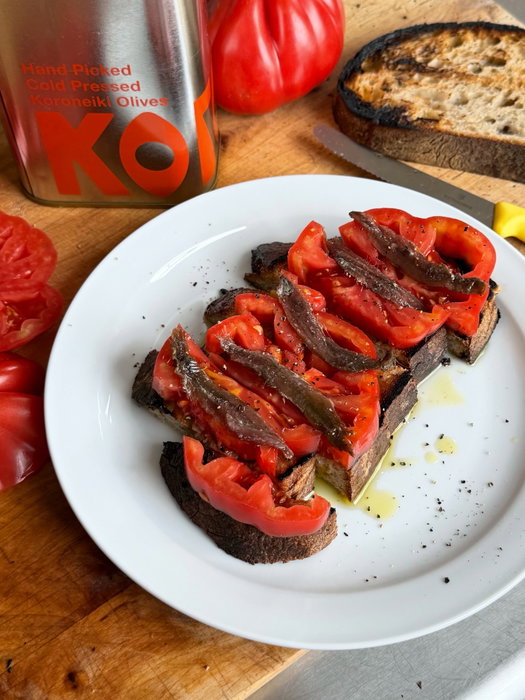 Brought back a suitcase full of the last of the Mallorcan tomatoes to make @clareccole a really good snack on a rainy day with @korontini.oliveoil