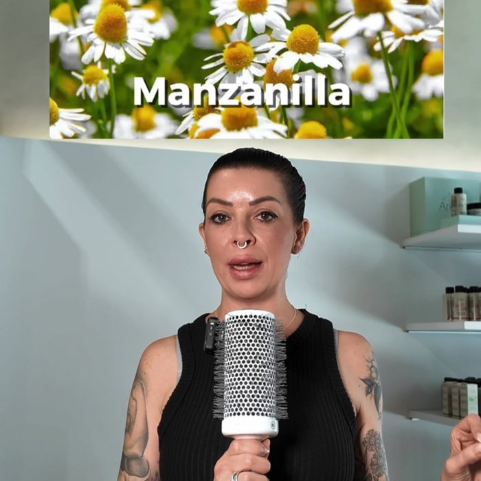 Día 7 de nuestra serie de Barros Capilares
Manzanilla 🌼

La luz hecha planta.

En Mi Momento la ele
