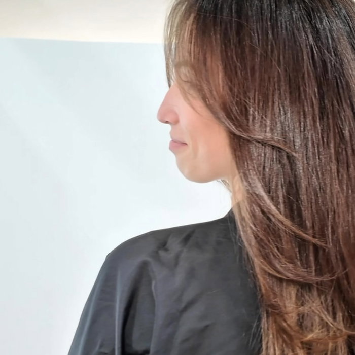 🦋 EL BUTTERFLY CUT HA VUELTO

Y con él…

La vuelta a las capas.

Más movimiento.

Más volumen.

Más