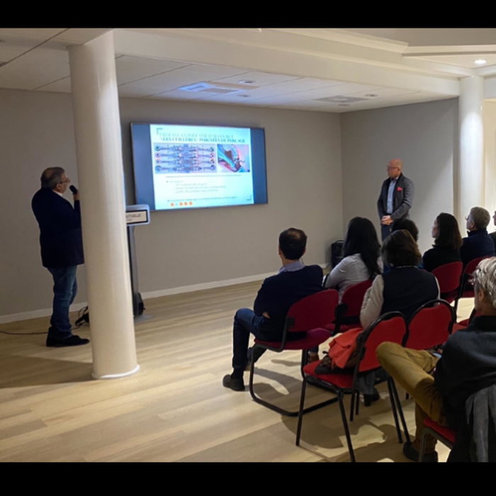 Mon père qui dispense une formation sur l’implantologie guidée par ordinateur. Une technique qui modernise complètement l’implanto ! (image 1 sur 2)