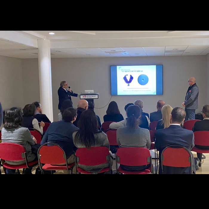 Mon père qui dispense une formation sur l’implantologie guidée par ordinateur. Une technique qui modernise complètement l’implanto ! (image 2 sur 2)