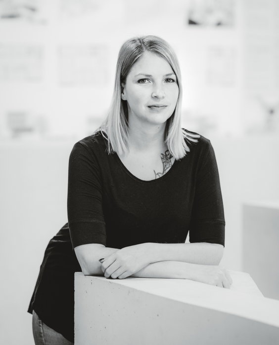 Heute stellen wir Janine aus unserem Services-Team vor.

Als Baubuchhalterin und Sekretärin prüft und verarbeitet sie die Rechnungen verschiedenster Bauprojekte und beschert unseren Besucher:innen einen herzlichen Empfang.

Wenn Janine nicht gerade die Welt bereist, geniesst sie die Zeit mit ihren zwei Katzen.