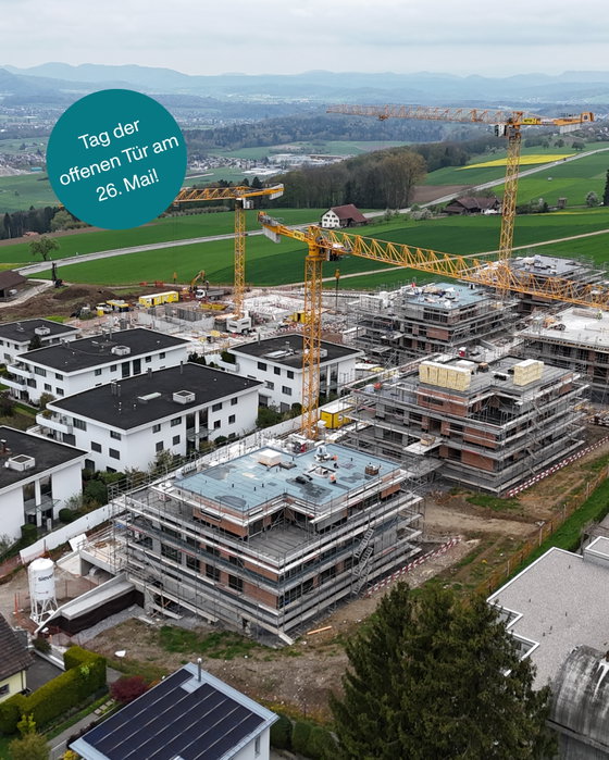 Tag der offenen Tür 🏡 Schlossberg Bellikon

14 Mehrfamilienhäuser | 86 Wohnungen

Im sonnigen Bellikon stehen grosszügige 4.5- und 5.5-Zimmer-Wohnungen zum Verkauf.

🏔️ Herrliche Weitsicht
☀️ Helle Räume mit offenem Wohn-, Ess- und Küchenbereich
🪴 Umlaufender Balkon oder Garten mit gedecktem Sitzplatz

👉 Der Bezug der ersten Wohnungen ist per Ende 2026 geplant. Neu stehen auch die Wohnungen der dritten Etappe zum Verkauf!

Tag der offenen Tür🎈:

📆 26. Mai 2026: 15 - 18 Uhr

Verkauf: @waldeimmobilien_ag

Visualisierung: Tom Schmid Visualisierungen

Weitere Infos im Link in der Bio.🔗