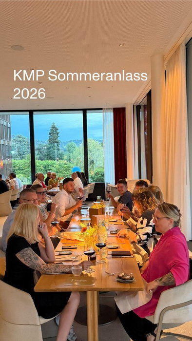 KMP Sommeranlass 2026 🤩

Pünktlich zum Start unseres Sommeranlasses zog ein kräftiges Gewitter über Zürich. ⛈️

Umso mehr hat es uns gefreut, dass alle Mitarbeitenden und ihre Partner:innen wohlbehalten im Restaurant Lux angekommen sind. Bei Champagner, feinen Apéro-Häppchen und später sogar etwas blauem Himmel  war die stürmische Anreise schnell vergessen. 🥂

Ein herzliches Dankeschön an unser ganzes Team für den gelungenen Abend – und vor allem für euren grossen Einsatz und euer Engagement während des ganzen Jahres. Auf viele weitere unvergessliche Team-Momente! 🙌