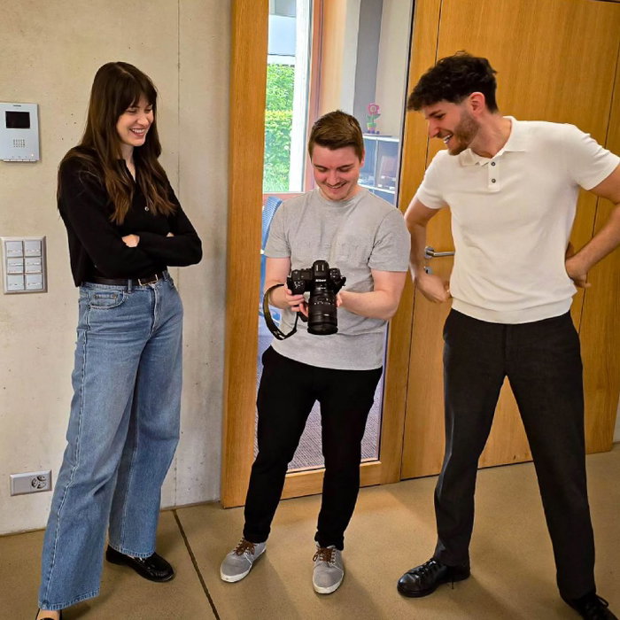 KMP-Fotoshooting 📸

Unsere neue Karriere-Website wird noch informativer!

Für authentische Einblicke in den Arbeitsalltag unserer Teams haben wir letzte Woche ein Fotoshooting gemacht - und dabei alles inhouse produziert. 🤩

Ein grosses Dankeschön an alle beteiligten Mitarbeitenden für ihren grossen Einsatz, insbesondere an die Fotografen Lino Meyer und Manuel Egloff.

Die Ergebnisse folgen bald 👀