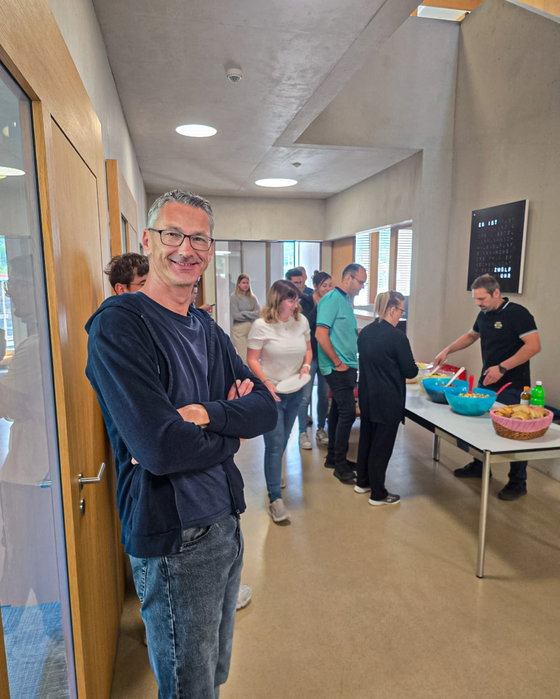 Büro-Zmittag 🥬🤗🍖

Grill an, Salate bereit und unkompliziert über Mittag eine gute Zeit verbringen!

Unser Büro-Zmittag hat einmal mehr verdeutlicht, wie wertvoll solche gemeinsamen Momente für den Teamzusammenhalt sind. 🧡

Danke an die Lägeremetzg für das tolle Catering!