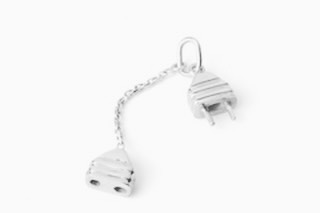 Don’t panic ! Everything will be ok in the end. Presenting you the pendant “Le lâcher-prise” in silver. A plug and socket worn as a medall…