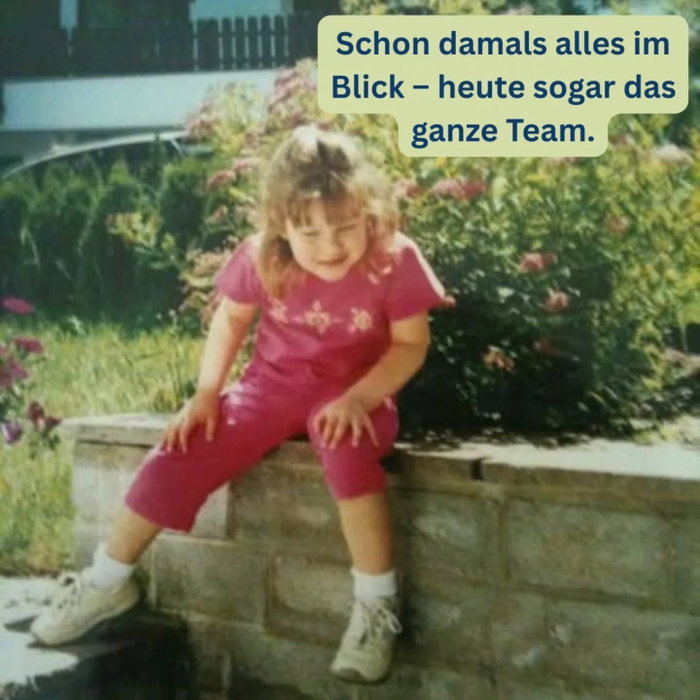 👶✨ Throwback in die Kindheit unserer Mitarbeitenden ✨👶
In diesem Post haben wir ein paar süße Kinderfotos aus unserem Team gesammelt – und wir lieben es, zu sehen, wie viel Persönlichkeit schon damals in ihnen gesteckt hat 💛
Manche Dinge ändern sich eben nie: Neugier, Freundlichkeit, Energie… und vielleicht auch schon erste kleine Hinweise auf den heutigen Beruf 😉
🔎 Wer erkennt hier unsere Mitarbeiter:innen wieder?
Und jetzt mal ehrlich:
Gab es bei euch als Kind schon kleine „Tendenzen“, wohin euer Weg mal gehen könnte? 👀
Schreibt es uns gern in die Kommentare – wir sind gespannt auf eure Geschichten! 💬👇
