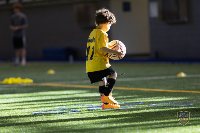 Cerceaux, cônes, dossards et premiers arrêts devant le filet : la saison automne-hiver du Centre d’initiation Phénix est lancée! ⚽