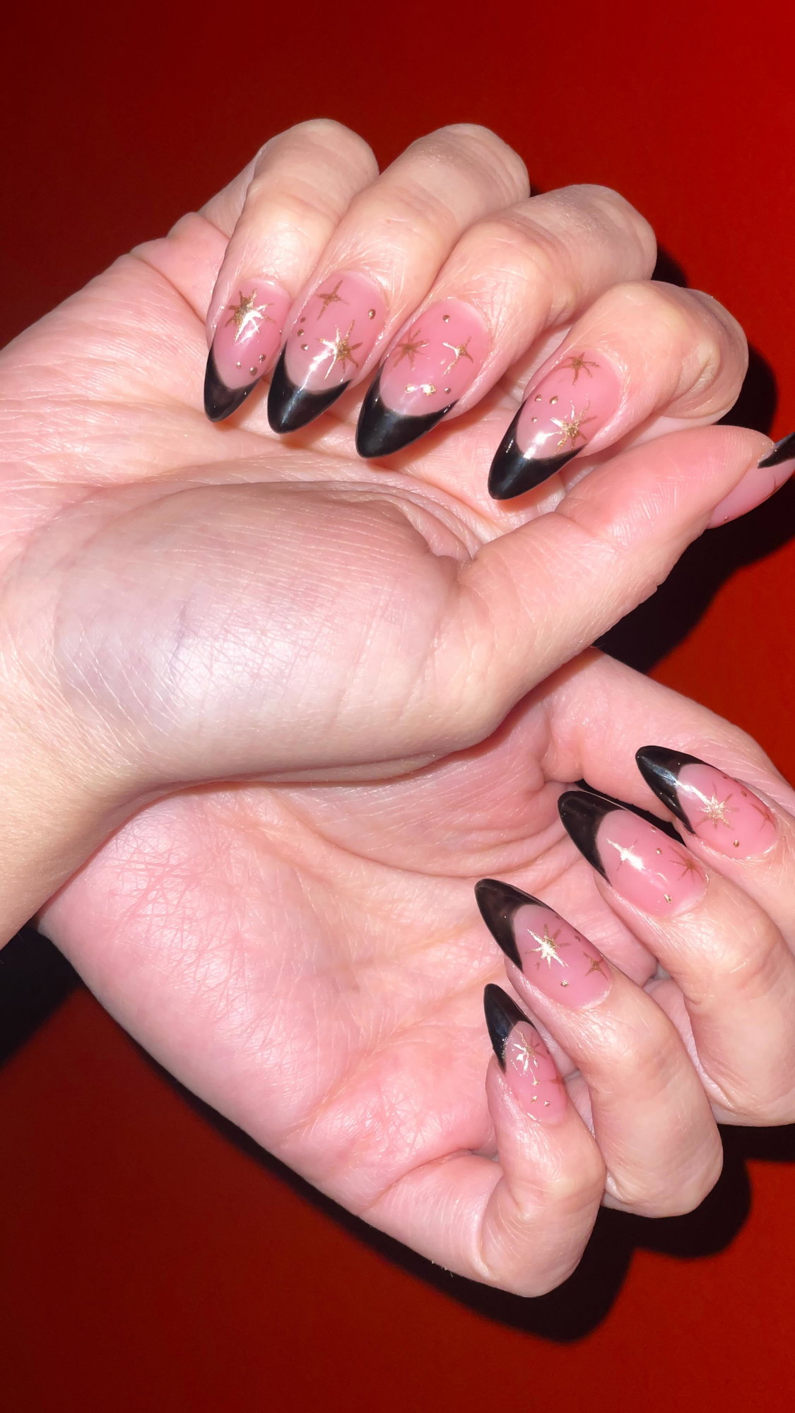 💅 Golden stars and glowy nails ❤️ Book your appointment at AGA Beauty