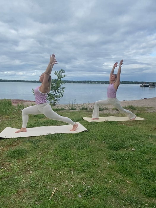 Sommaren är som bäst när vi får träna utomhus – och nu närmar sig vår Les Mills Yoga-kväll onsdagen den 15/7 tillsammans med Malin & Christa ☀️

Vi ses vid Pommerns brygga med vattnet som kuliss och, förhoppningsvis, en vacker kvällssol. Vid dåligt väder ställs evenemanget in eller flyttas till ett senare tillfälle.

Schema:
• Les Mills YOGA Hatha kl. 18.30 (30 min) Christa
• Les Mills YOGA Vinyasa kl. 19.00 (30 min) Malin 
• Les Mills BREATH kl. 19.30 (30 min) Malin

Ta med egen yogamatta.
Passet är kostnadsfritt för Träningsverkets medlemmar. För övriga kostar det 10€, oavsett om du deltar i ett, två eller alla tre passen. Så, varför välja ETT när man får alla TRE för samma pris? 😉

Betalning sker på plats och kan göras med friskvårdsförmån, kontant eller via Siirto/MobilePay.
Välkommen att njuta av en sommarkväll med rörelse, återhämtning och härlig energi i en fantastisk miljö! 😍 

Vi ses på bryggan! 💛
#lesmillsyoga #utomhusträning #utomhusyoga