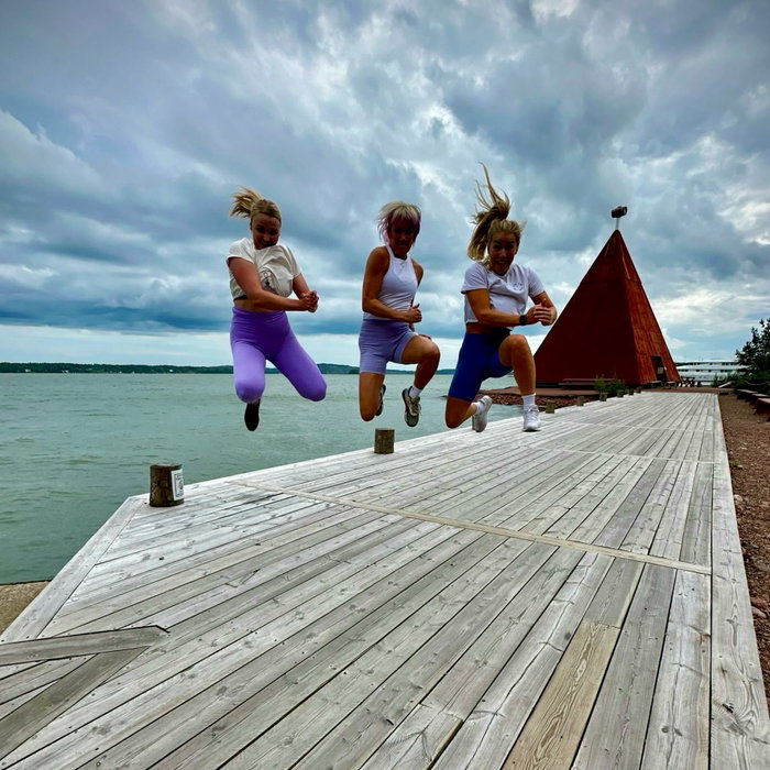 Utomhuspassen fortsätter - Så länge vädret levererar!☀️ På måndag kl 16:30 är det äntligen dags för BODYCOMBAT på Lilla Holmen! ✨
ALLA är varmt välkomna med att delta! 😍
Drop in 10€ (gratis för Träningsverkets medlemmar) 💛
Ta vattenflaska med så ses vi på måndag! 💦🥊
