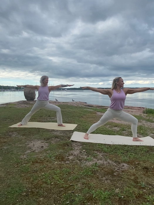 Kvällens hathayoga är flyttad inomhus pga blåsten samt stretchen flyttad till i morgon kväll, i hopp om mera sol och värme 🌞🙏 Perfekt att kombinera somamove med stretch imorgon😍
Kvällens Les Mills YOGA Hatha hålls för första gången som hela 45 minuter! ✨ En härlig mix av bålstyrka, benstyrka, stretch och avslappning 🤍🙏