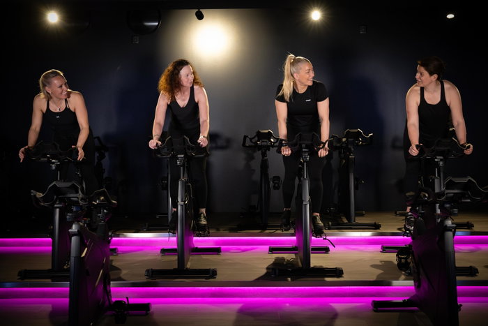 CYCLING FÖR ALLA NIVÅER ✨

Vill du förbättra din kondition, stärka benen eller få en riktigt energifylld träningsupplevelse? Då är våra cyclingklasser något för dig!

Cycling är en effektiv träningsform som utmanar hjärta, lungor och muskler samtidigt som den är skonsam mot lederna. Du styr själv motstånd och tempo, vilket gör att både nybörjare och erfarna motionärer kan träna tillsammans och få ut maximalt av passet.

Hos oss hittar du ett brett utbud av klasser med många inspirerande instruktörer, alla med sin egen personlighet, musikstil och upplägg. Oavsett om du vill köra hårda intervaller, lyssna till rock eller pop eller njuta av ett rytmiskt och fartfyllt pass finns det något för dig.

Dessutom tränar du i vår fräscha och moderna cykelsal, där god ventilation och en inspirerande miljö skapar de bästa förutsättningarna för en riktigt bra träningsupplevelse. ✨

Vi erbjuder även The Trip – en unik cykelupplevelse där träningen kombineras med en stor skärm och spektakulära virtuella världar. Här cyklar du genom futuristiska landskap, över bergstoppar och längs fantastiska vägar som gör träningen både motiverande och underhållande. 

Välj den klass som passar dig, hitta din favoritinstruktör och upptäck varför så många älskar cycling 🤩 
#spinning #indoorcycling #bodybikesmartplus #traningsverketaland

📸: @m.p.k.photo
