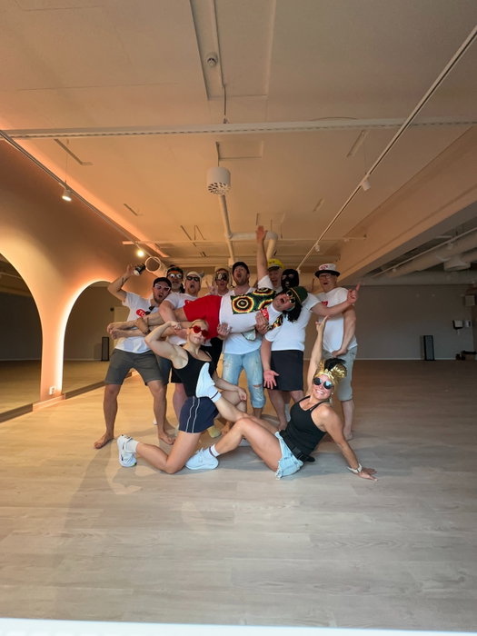Har du ännu inte bokat in något inför kommande svensexa/möhippa? Vi löser det åt er! 😎

Här har vi ett glatt gäng som precis dansat fuldans 💃🕺 

Glad fredag hörni! 😍

#svensexa #fuldans