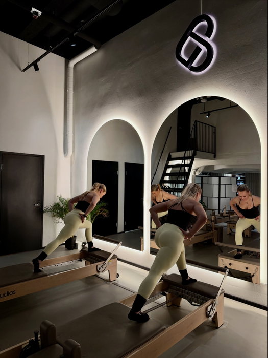 Du har väl inte missat att vi söker ett team av instruktörer till vår Pilates Reformer studio som öppnar under sen hösten/slutet av året? Ansökningarna trillar in och nästa kanske är din? 🥰

Ansökningstiden är öppen till 30.5 så vad väntar du på, ta kontakt med ett fritt formulerat brev till administration@traningsverket.fi och berätta om dig själv! 🤍

Behöver man ha tidigare erfarenhet av reformer pilates? NEJ, det räcker att du är intresserad och framför allt har ett intresse till att leda en hel grupp genom ett pass och ge dom den bästa upplevelsen man kan få av träning 🫶

Vi kommer att tillsammans resa till Helsingfors 5 gånger under sommaren/hösten de gånger vi har närstudier, utbildningen tar ca  6 månader i sin helhet. 

Hoppas just DU skickar in en ansökan, vi ser framemot detta tillsammans med er! ❤️