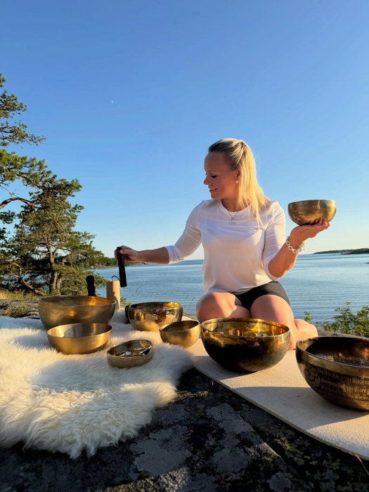 En sommarkväll på klipporna, med havet runt omkring och solen på väg ner.🌅

SomaMove, pastasallad, bastubad, havsdopp och avslutande Sound Relaxation i kvällssolen ✨

Och allt detta får du för endast 50 € – inklusive båttransport till och från Båtskären 💛

Endast 16 platser. Välkommen den 7 juli! 
Bokning öppnar ikväll kl 19:00 🤍
Är du medlem, bokar du lätt din plats via appen, är du inte medlem kan du ringa oss från kl 19:00 eller boka din plats via länken: https://traningsverket.wondr.cc/schema

Vid dåligt väder flyttas datumet 🌞
#sunsetmoveandrelaxation #båtskären