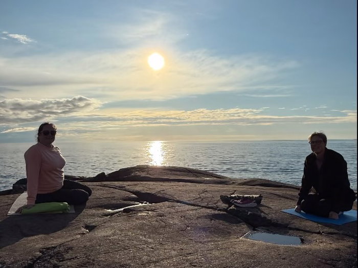 Det finns kvällar som stannar kvar i hjärtat lite extra – och gårdagen var definitivt en sådan. 🌅💛

I samarbete med Träningsverket och Ådans Vänner fick vi uppleva en magisk kväll på Stora Båtskären. Vi började med SomaMove, där vi fick värma kroppen i väntan på kvällssolen. Därefter njöt vi av pastasallad, skratt och fina samtal, följt av bastu och svalkande dopp i havet.

När solen sakta började gå ner samlades vi för sound relaxation. Att få ligga där på klipporna, omgivna av naturens lugn, havets brus och solens värmande strålar, var en stund av total närvaro och återhämtning. Det var som om tiden stannade upp för en liten stund. 💛

Från hjärtat, tack till alla er som följde med och bidrog med er värme, energi och närvaro. Och ett extra varmt tack till Ådans Vänner för ett fint samarbete och för att vi fick dela denna oförglömliga sommarkväll på Stora Båtskären tillsammans. 💛✨