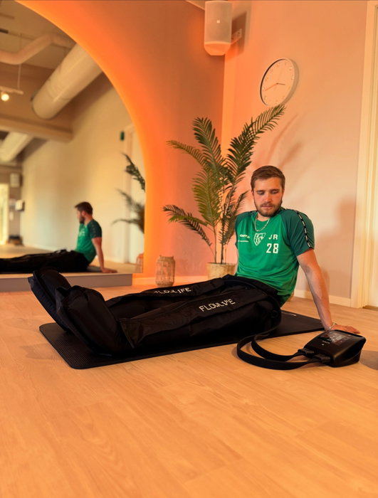 NYHET! 🤍

Har du funderat på hur du ger din kropp och dina ben rätt återhämtning efter ett hårt pass? Här har du svaret ⬇️

Recovery boots med kompression hjälper kroppen att återhämta sig snabbare efter träning eller långa dagar med belastning. Genom att skapa ett rytmiskt tryck runt benen stimuleras blodcirkulationen och lymfflödet, vilket kan minska svullnad, trötthet och stelhet i musklerna.

Du kan boka en behandling på 20,30 eller 40min, beroende på syftet. 

Hör av dig till camilla@traningsverket.fi vid bokning eller frågor! 🌸