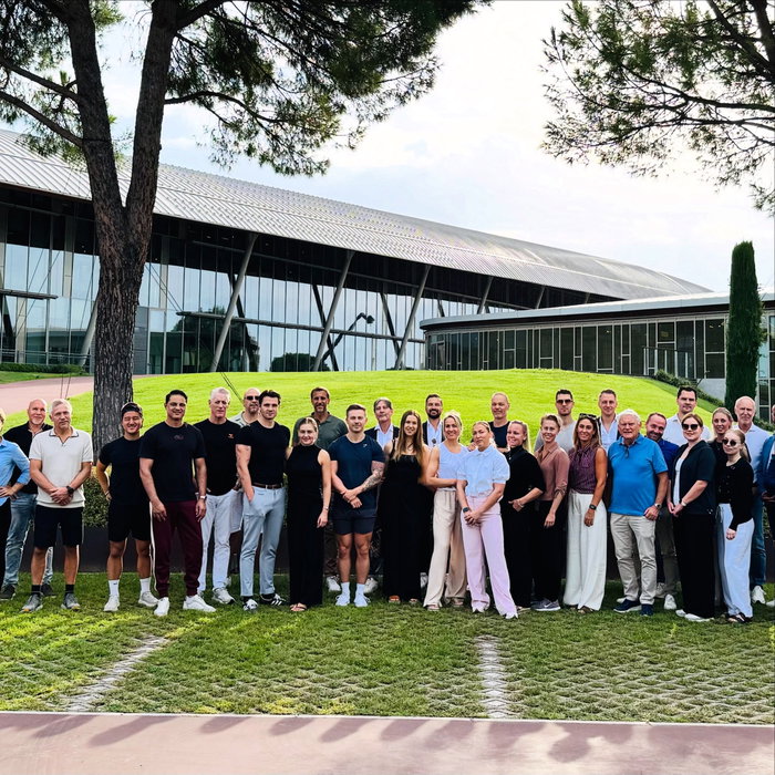 Technogym Wellness Tour 💛 Vi fick äran att bli medbjudna till helt fantastisk resa till Italien – en upplevelse långt över våra förväntningar! ✨
Att få besöka Technogym Village var verkligen något alldeles extra. Att på nära håll få se hur stort allt är och följa hela processen – från idé, planering och design till innovation, tillverkning, tester, kvalitetskontroller, packning och leverans – gav oss en helt ny förståelse för vad som faktiskt ligger bakom varje maskin.
Det som imponerade oss allra mest var hur innovation, kvalitet och design genomsyrar hela processen. Vi fick se hur maskinerna testas på mängder av olika sätt och vilket enormt slitage de är byggda för att klara. Det märks tydligt att det ligger otroligt mycket utveckling, precision och nytänkande bakom varje detalj.
Resan bjöd också på inspirerande föreläsningar, givande workshops, fantastisk networking, otroligt god mat och framför allt många nya fina bekantskaper. ❤️
Vi är otroligt stolta över att ha valt att investera i Technogyms maskiner och efter den här resan känns det ännu mer rätt. Att få se hela processen från början till slut och samtidigt få en inblick i hur Technogym hela tiden driver utvecklingen framåt genom innovation och nytänkande, var både imponerande och inspirerande.
Det här är utan tvekan ett minne för livet!
Ett enormt stort TACK till Technogym för en fantastisk resa och för ert generösa bemötande – och tack till alla fantastiska människor vi fick äran att umgås med under dessa dagar. Ni gjorde resan till något alldeles extra! 🇮🇹🤍
#technogym #technogymfinland #wellnesstour #technogymvillage #teamnordic