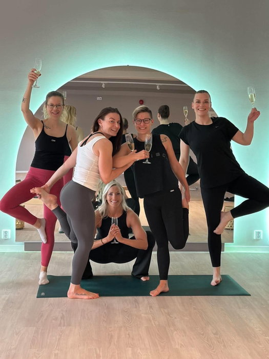 Planerar du AW, födelsedag eller möhippa/svensexa? Hos oss hittar du det mesta för ett lyckat event 😁
Igår fyllde vi lokalen med skratt, energi och härlig stämning när två olika grupper kom till oss för att umgås och göra något lite annorlunda tillsammans. 🥳✨
Hos oss handlar det inte bara om att ses – det handlar om att skapa minnen tillsammans! Här kan ni släppa vardagen, bjuda på er själva och testa aktiviteter som garanterat lockar fram både skratt eller tävlingsinstinkt.
Vad sägs om vår populära bubbelyoga, fuldans eller twerk? Eller andra tokiga och energifyllda aktiviteter som t.ex technoyoga, kangoo jumps, karaokecycling, redlight yoga/pilates eller polefitness? 💃🏼 Det behöver inte vara perfekt – snarare tvärtom! Ju mer ni vågar släppa loss, desto roligare blir det. Här är det helt okej att dansa fel, skratta åt sig själv och bjuda sina vänner på en sida de kanske inte sett tidigare. 😂
Oavsett om ni vill ha en avslappnad AW med kollegorna, fira en födelsedag, samla kompisgänget eller göra möhippan/svensexan till något alldeles extra, kan vi hjälpa er att skapa ett upplägg som passar just er. 🎉
Så samla gänget, lämna prestationskraven hemma och kom till oss för en stund fylld av energi, skratt och minnen ni sent kommer att glömma! 😍
📩 Hör av dig till oss så berättar vi mer och hjälper er att planera ert nästa event!
#aw #möhippa #svensexa #bubbelyoga #skumpayoga