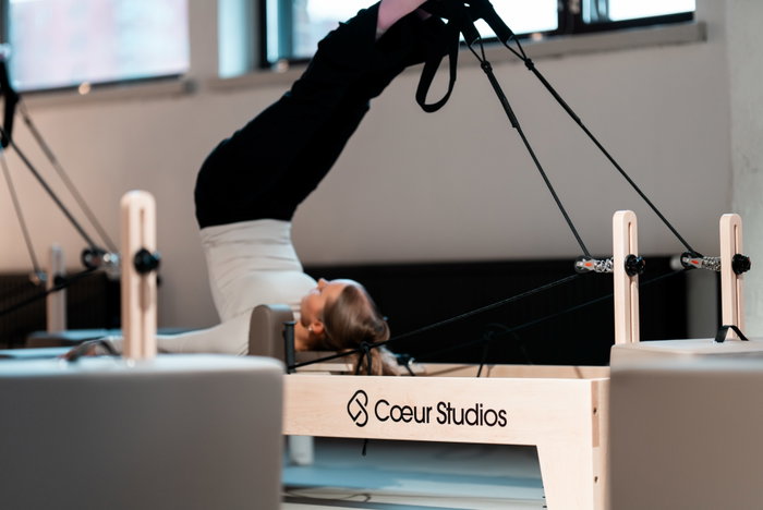 Därför älskar så många Pilates Reformer! 😍

Har du testat redan – eller är du nyfiken på varför träningsformen blivit så populär? 🤍

Pilates Reformer är så mycket mer än ett träningspass. Här kombineras styrka, rörlighet, balans och kroppskontroll i mjuka, kontrollerade rörelser som utmanar hela kroppen!

Pilates Reformer:

💫 Stärker din core och hela kroppen
💫 Utmanar balansen och förbättrar kroppskontrollen
💫 Kombinerar styrka och rörlighet i samma pass
💫 Träningen anpassas efter din egen nivå

Det bästa är att Pilates Reformer passar alla åldrar oavsett kroppsform eller tidigare träningsvana! ☺️

Nyfiken på att veta mer om varför så många fastnat för Reformerträning?

Läs artikeln hos iForm och upptäck mer! 👇

https://iform.se/traning/pilates/darfor-alskar-alla-reformertraning?fbclid=IwZnRzaAVH0i1leHRuA2FlbQIxMQBwZG9mBWZkaWQWUQ0uTDDnHhEEvpdbbUpbBH-6-dKBfnNydGMGYXBwX2lkCjY2Mjg1NjgzNzkAAR4_zIQL6E7Y80UKPjg4fqAcBAEUWU-1A-fFnCDa0awAyXJQOiWWZLbih1ZG_g_aem_Zy3dHnWxO1d4-9J-EtCJvw

Kanske blir det här din nya favoritträning? 🤍✨
Om 8 dagar öppnar Ålands nya reformerstudio i anslutning till Träningsverket 🥳
Mer info finns på vår hemsida eller på instagram: coeurstudios.aland ✨