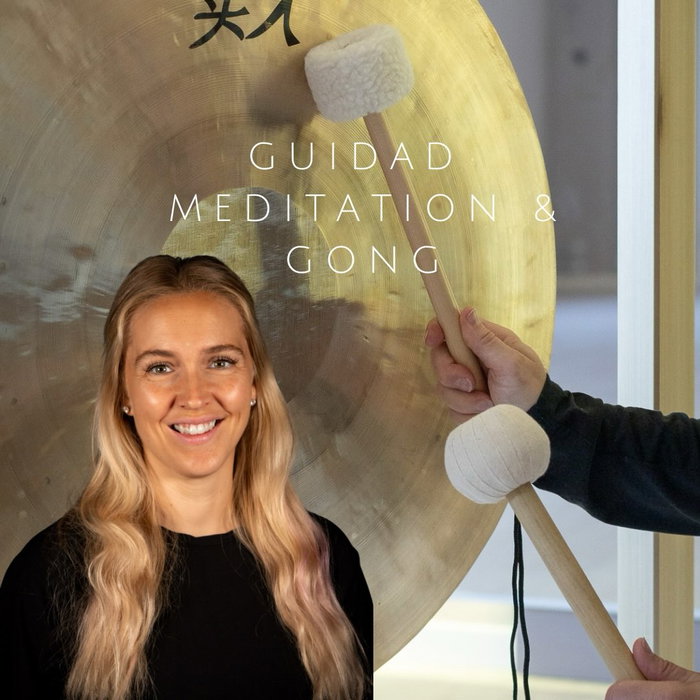 Guidad meditation & gong 🤍

En stund att stanna upp, andas och bara vara.🙏

I en vardag där vi ofta är på språng kan det vara värdefullt att få landa, släppa på spänningar och ge både kroppen och sinnet en chans att återhämta sig. Den här kvällen får du komma ner i varv genom guidad meditation och gongens djupa, mjuka vibrationer.

Meditation kan hjälpa dig att stilla tankarna, minska stress och skapa mer närvaro i vardagen. När vi tar oss tid att pausa får kroppen möjlighet att slappna av och nervsystemet får en chans att hitta tillbaka till ett lugnare läge.

Gongens vibrationer kan upplevas som djupt avslappnande och många känner en känsla av lätthet, ro och återhämtning efter en stund med ljudet. Det är en möjlighet att släppa dagens intryck och bara låta sig själv vila en stund.

Varmt välkomna med söndagen den 2.8 kl 19:00 med Emelie Sölgén🤍
