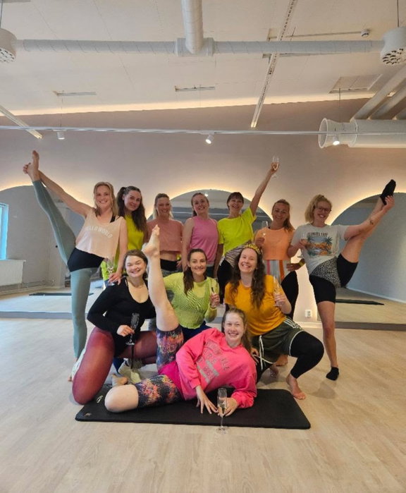 Idag stod det fruhippa på schemat med 80-tals Jane Fonda pilates med dessa härliga brudar 😍🥳 #fruhippa #pilates #80spilates #janefondaworkout