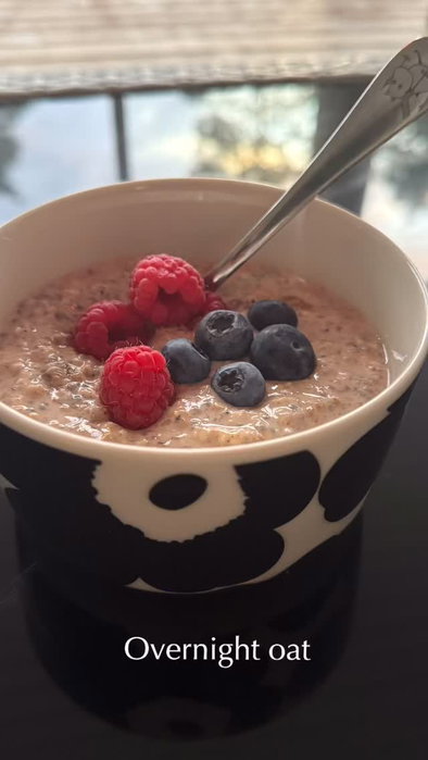 Christa & Camilla tipsar: 💚

Här kommer ett recept på en enkel och god overnight oats med oändliga möjligheter att variera smaken. 🥰 Perfekt till frukost, mellanmål eller kvällsmål.

Här gör vi en stor sats utan exakta mått – anpassa mängden av ingredienserna efter egen smak. Blandningen ska vara ganska lös, eftersom havregrynen och chiafröna sväller under natten.

🔸 Havregryn – vilken sort som helst
🔸 Chiafrön
🔸 Kanel
🔸 Kardemumma (kan uteslutas)
🔸 1 burk vaniljkvarg, t.ex. Skyr
🔸 Ca 1 liter havremjölk, valfri smak

Gör så här:
Blanda alla ingredienser ordentligt och ställ in i kylen över natten.

Servera gärna med:
• Färska bär
• Mangosaftsoppa
• Rabarbercurd

Spara gärna inlägget så hittar du receptet enkelt när du vill göra en ny sats!

#overnightoats #recept #healthyfood #snabbtochenkelt #mellanmålstips