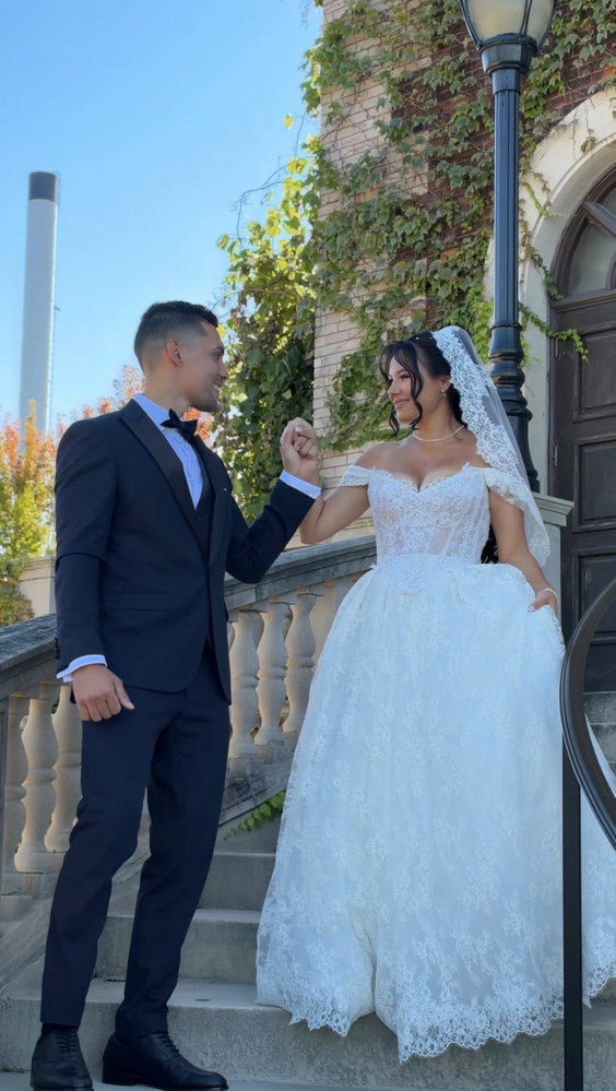 Details & moments from Deion & Oxanas wedding day that we will never get over 🕊️✨😍🤍
—