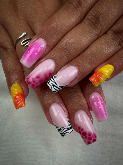 Hay combinaciones que simplemente funcionan.

Y estas uñas son una de ellas. 💅🏼🌈
Color, verano y unas manos que no pasan desapercibidas.

En verano se viene a jugar con el color. Y punto. ☀️