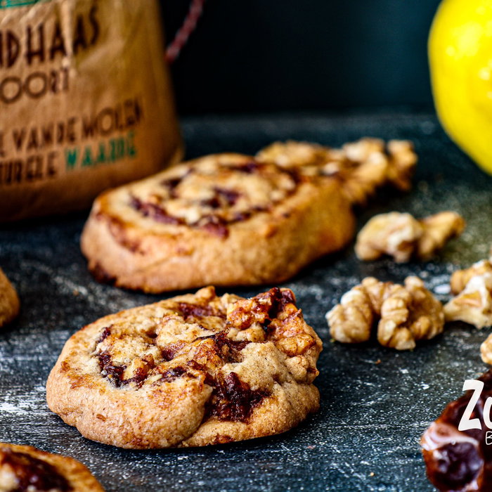 Opgerolde dadel-walnootkoekjes Deze koekjes zijn zacht met een rijke vulling van dadel en walnoot. De dadel zorgt daarbij voor een heerlijke, bijna karamelachtige smaak… zoet, vol en nét even anders. Een koekje voor bij een kopje koffie of thee, terwijl buiten de dagen langzaam wat korter worden.