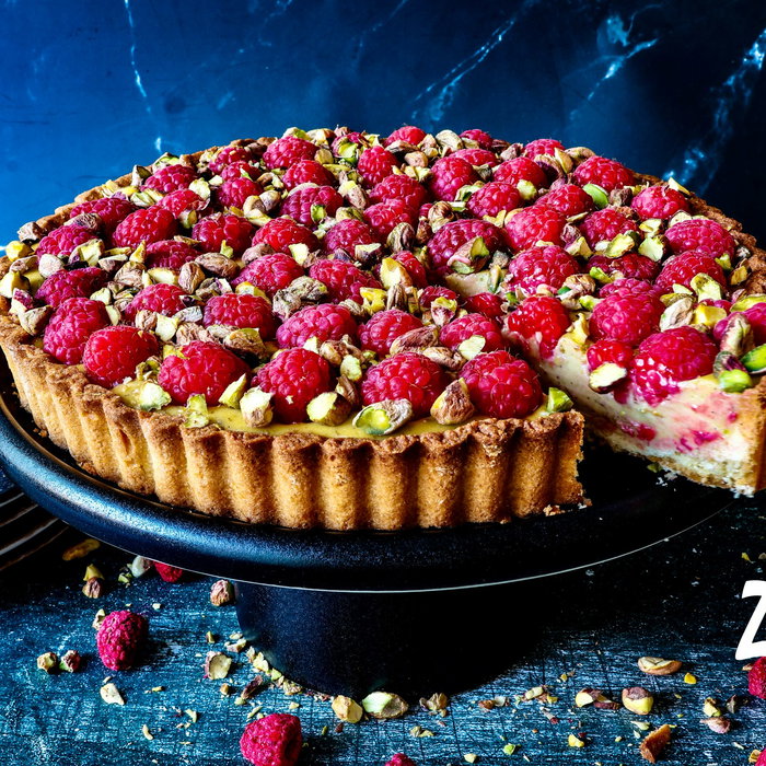 Frambozen-pistache tartelette Na een fijne vakantie is het weer tijd om de oven aan te zetten. Deze keer een pistache-frambozen tartelette met een volle, romige custard van vanille en pistache. De frisse frambozen vormen de perfecte tegenhanger van de rijke pistachecustard, afgewerkt met knapperige pistachenoten en verse frambozen. Een luxe tartelette met de uitstraling van een patisserie-taart, verfijnd, rijk van smaak en een feestje om naar te kijken.