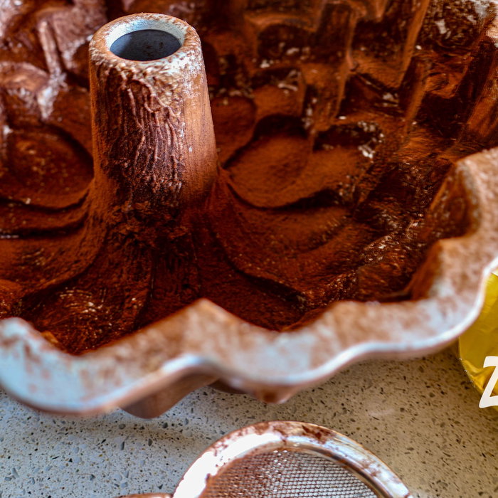 De voorbereiding is minstens zo belangrijk als het bakken zelf. Een tulbandvorm goed invetten en bestuiven lijkt misschien een klein detail, maar het maakt écht het verschil voor een perfect eindresultaat. Zo komt de cake straks mooi uit de vorm en blijven alle details prachtig zichtbaar. Vandaag de laatste bakdag voordat ik ga genieten van mijn zomerbreak. Daarna is het even tijd om op te laden, zodat ik na de zomer weer met frisse energie en veel lekkers terug ben.