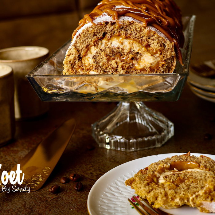 De regenachtige dag vraagt om warme smaken. Deze luchtige cakerol met koffie en een vleugje kaneel, gevuld met een romige combinatie van dulce de leche en roomkaas met koffiesmaak. En natuurlijk afgewerkt met een royale drizzle van dulce de leche. Koffie, karamel en kaneel… wat mij betreft dé smaken om langzaam weer richting de herfst te gaan. #dulcedeleche