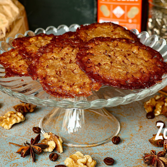 Een kletskop, maar dan nét even anders. Dun, krokant en boterig… met walnoot en kaneel als basis, een vleugje speculaaskruiden en espresso. Die combinatie zorgt voor een warme, diepe smaak met een mooie smaak van geroosterde walnoot. En samen met de kruiden en dat kleine beetje espresso maakt dat deze kletskoppen nét even anders. Eenvoud in vorm. Verfijning in smaak. #kletskoppen #walnuts