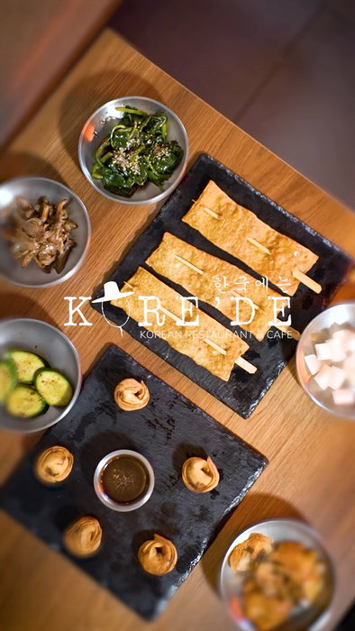KORE’DE sadece yemek değil… 🇰🇷
Kore’nin ruhunu, atmosferini ve kültürünü de servis ediyoruz. ❤️