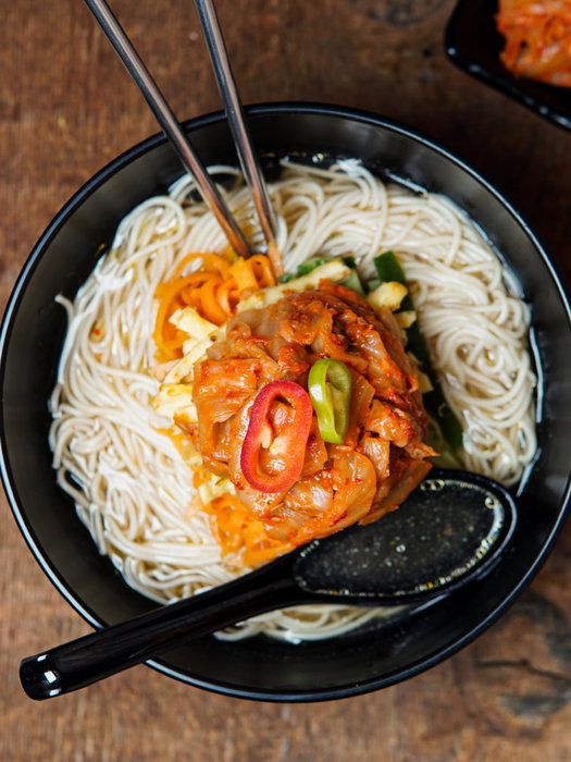 Kore mutfağının en ferah lezzetlerinden biriyle tanışmaya hazır mısın? 🍜
Noodle, taptaze sebzeler ve üzerinde bolca kim
