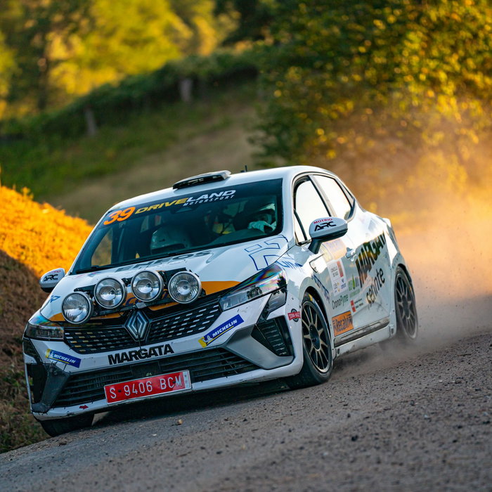 Rally Rías Baixas 2026. 🏁

Primera carrera con el Clio Rally5 y nos vamos con un sabor agridulce.

Un fallo eléctrico nos obligó a abandonar el rally cuando restaban cinco tramos por disputar. Después de un susto en los test del martes, afrontamos el viernes con un ritmo más conservador para ir adaptándonos al coche. Además, un problema en el set-up y unos tramos especialmente sucios hicieron que encontrar sensaciones no fuese nada fácil.

Aun así, nos quedamos con lo positivo: seguimos sumando kilómetros, experiencia y aprendizaje. Cada rally nos ayuda a mejorar y nos deja con más ganas de volver.

Queremos dar la enhorabuena a los pilotos gallegos que han estado luchando en cabeza de la copa, demostrando un ritmo espectacular. 👏 @gabri_gandara @miguelgayoso.33

Y, por supuesto, gracias de corazón a todos los patrocinadores que hacen posible que sigamos viviendo esta aventura:

@serinteasesoria @clfoil @jose_puime13 @smarttrainingvigo

¡Nos vemos en la siguiente! 💪🏎️