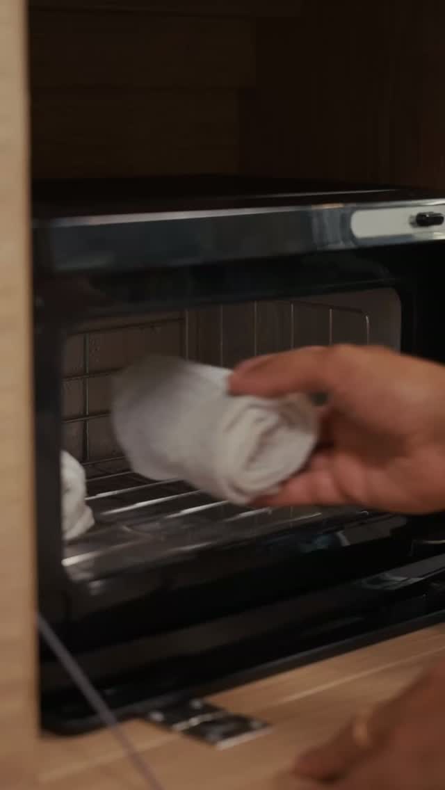C’è un momento, prima del tuo arrivo, in cui tutto rallenta.

Le mani preparano,