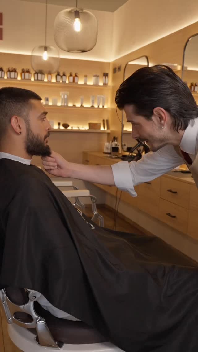 Una barba non si accorcia. Si disegna. ✂️

Il rituale D’autore valorizza il volt