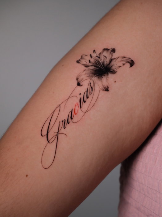 Gracias 🙇🏻‍♀️🖤✨ me encantó hacer este tatuaje, pídanme más así