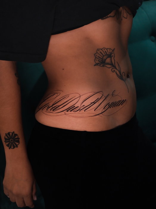 Gold Dust Woman ✨ me gustó mucho el resultado de este tatuaje de lettering, me gustaría hacer más tatuajes en este estilo 💫