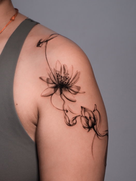 Tatuaje fine line por Ines en Guatemala: Flowy and blooming Escríbeme si quieres un tatuaje fino y delicado