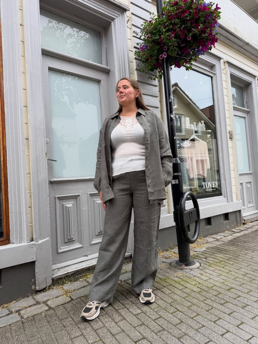 Fineste Kamilla i deilig Lin sett og nydelig pynte topp som passer til det meste🤗 🤩
