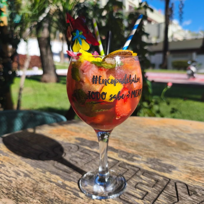 ¡ Domingo al sol ☀️ en @bruxelles_restaurante ! Un brindis a los sabores frescos y al buen rollo de Nerja. 🍓🌿

Sunny Sunday vibes ☀️ at @bruxelles_restaurante ! Perfect day for something fresh, colour