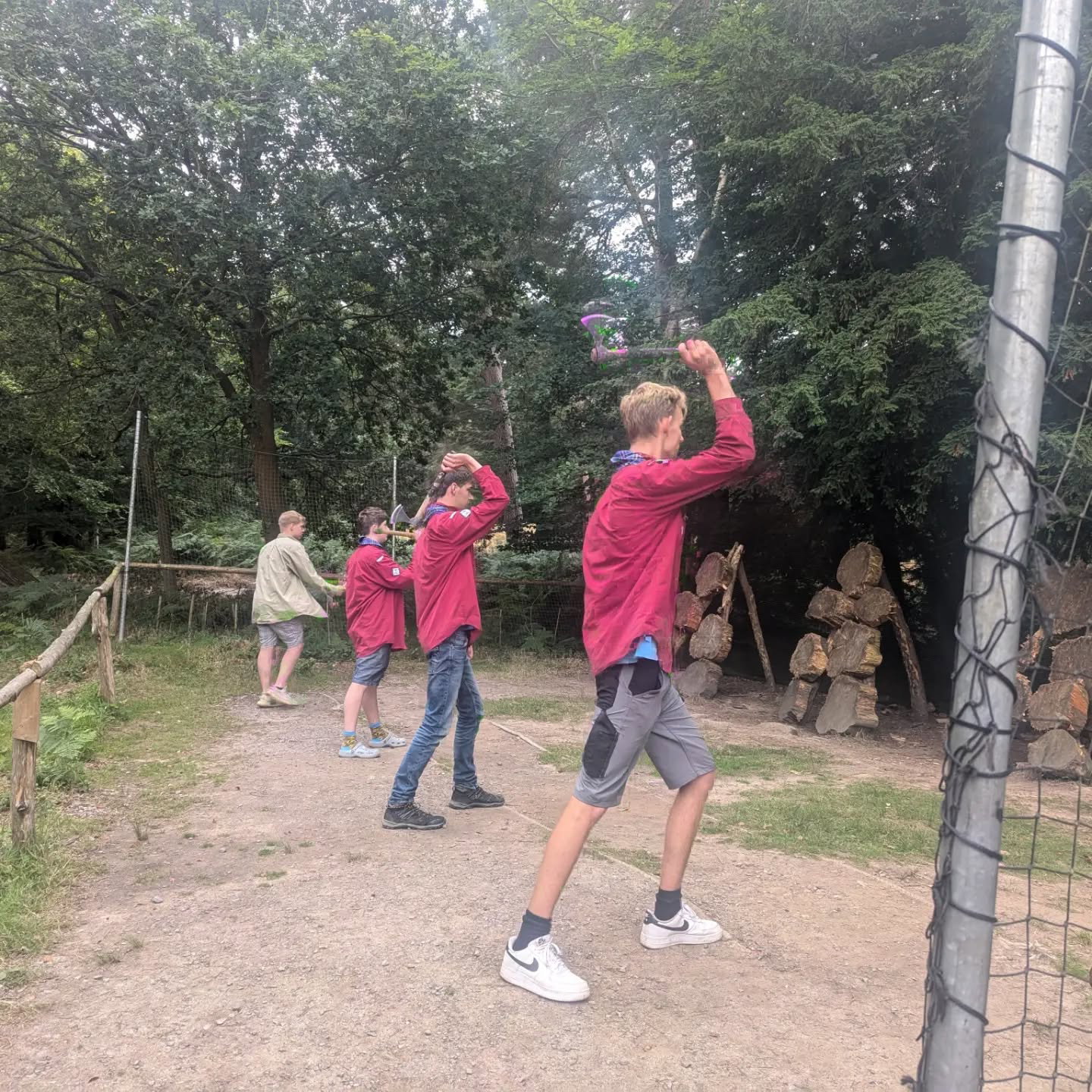 Vandaag tomahawk gooien en gauntlet gedaan! 🪓🪜 Ook pioneering natuurlijk en een heel gezellig port in elkaar getimmerd!